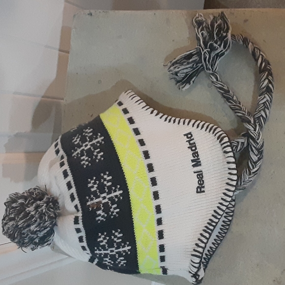 REAL MADRID,  Peruvian Tasseled Fleece Lined Beanie - Picture 6 of 11